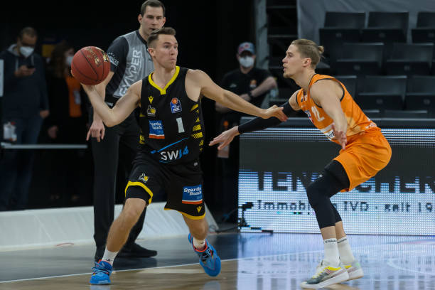 詹姆斯以2 詹姆斯以2