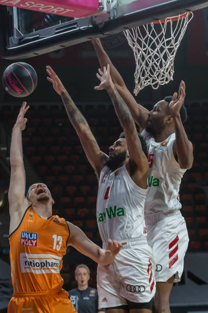 里对位置竞 里对位置竞